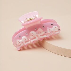 Lulu's Charming pink hair Effect Pink Bow Claw Clip